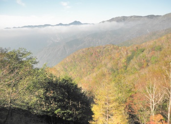 中央は皇海山
