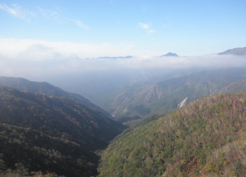 半月峠駐車場より足尾の岩山