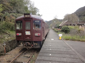 間藤駅にて