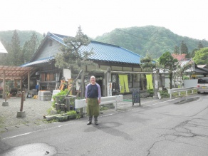 店主と店前にて 店主と店前にて