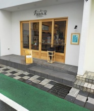 お店はニコニコ本陣の裏です。